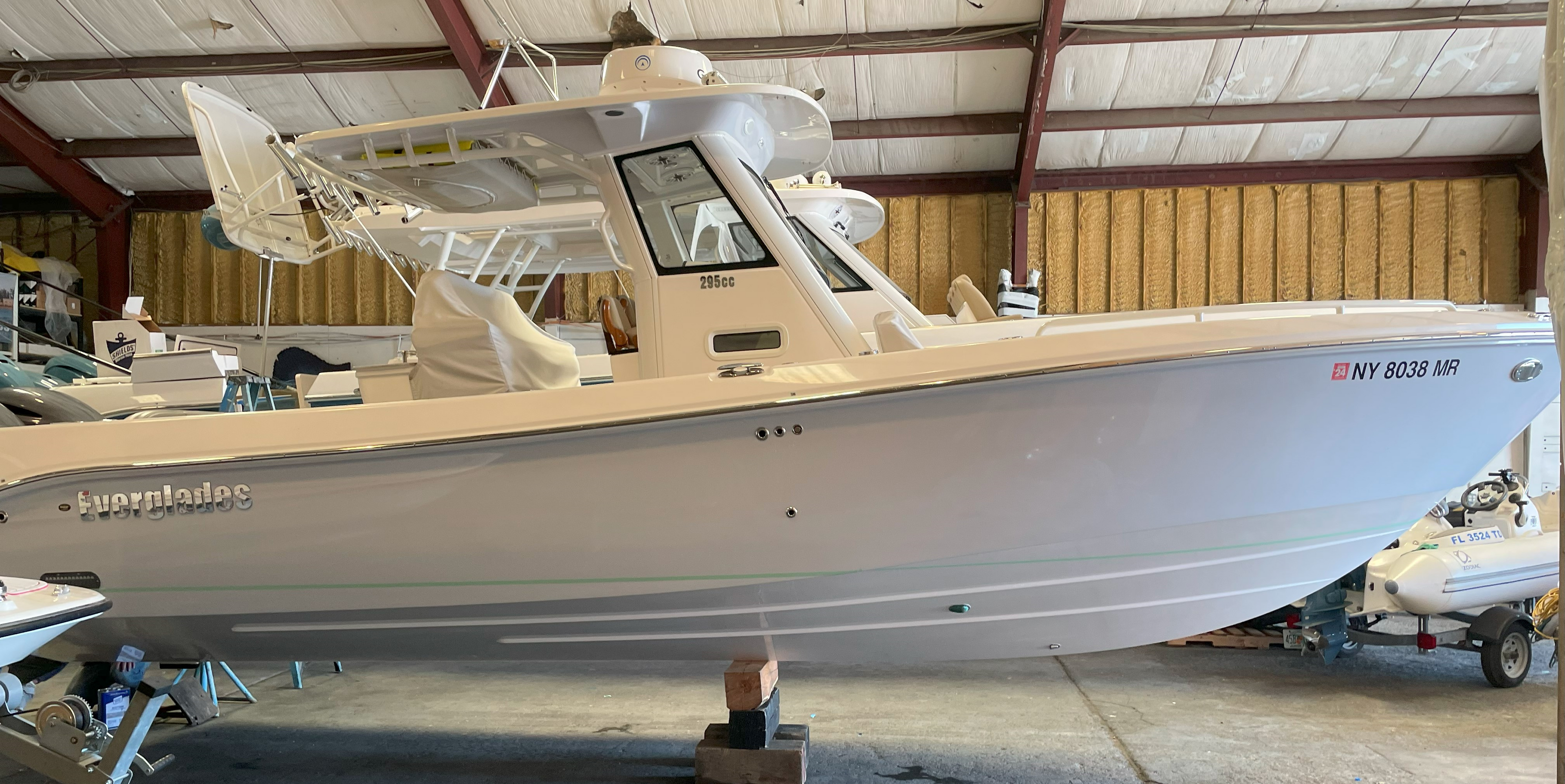 HULL PRO: HIGH-GLOSS PROTECTION FOR A 29' EVERGLADES