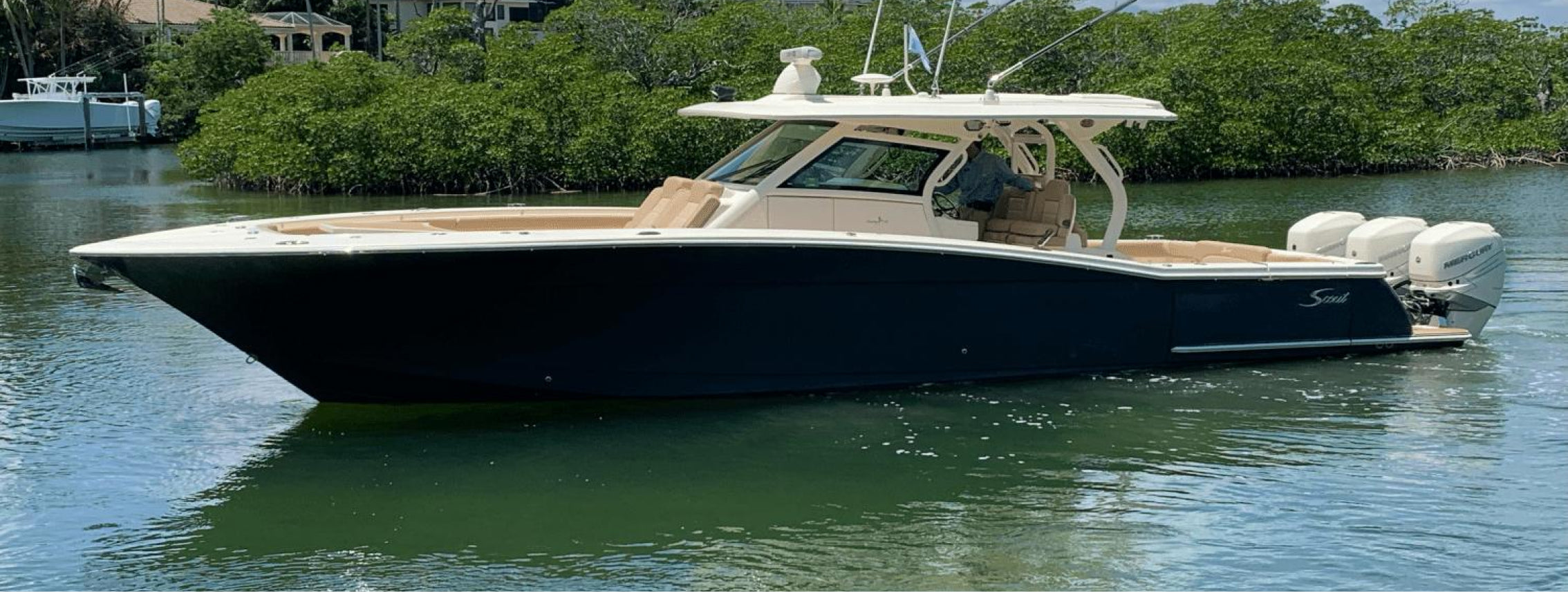 NO CHIPPING AND FADING ON BOAT LIFTS: SCOUT 380 LXF